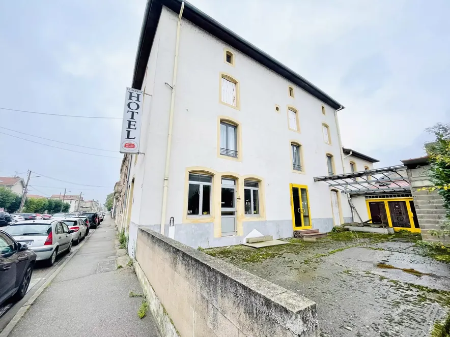 Immeuble de 350m2, salle bar, chambres, et appartement